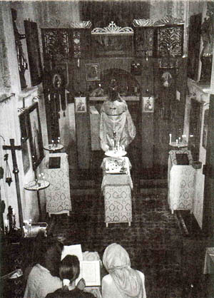 Священник Николай Артёмов, окормляющий приход, совершает богослужение в присутствии чудотворной иконы Курской-Коренной